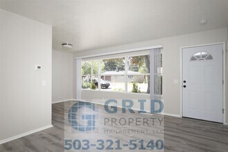 Building Photo - Remodeled 3 Bedroom Available in Northeast Portland!