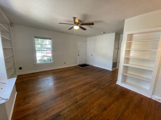 Building Photo - 3bed/1bath House - Two Blocks from Campus