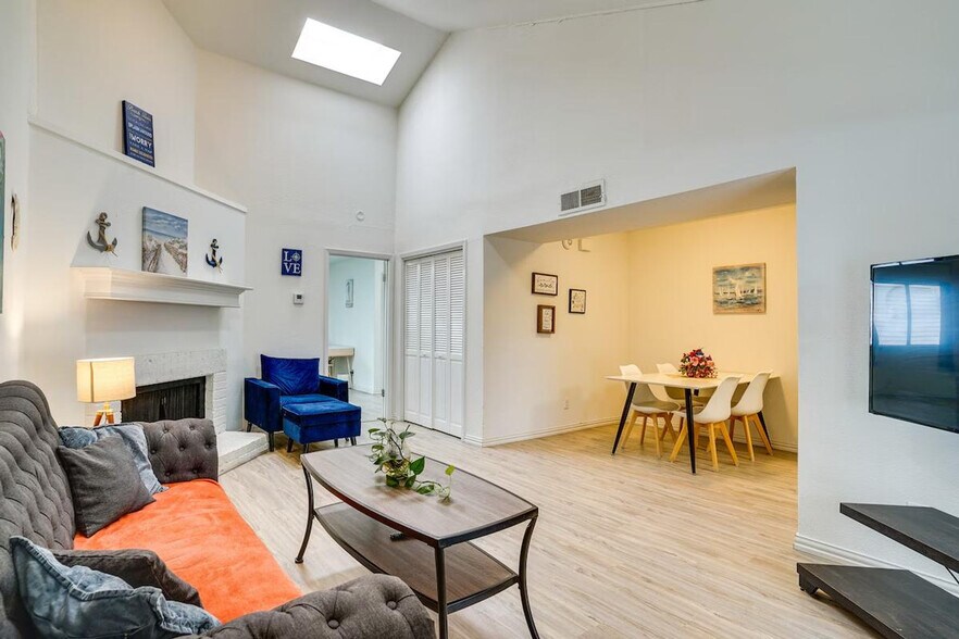 Building Photo - 6648 E Lovers Ln