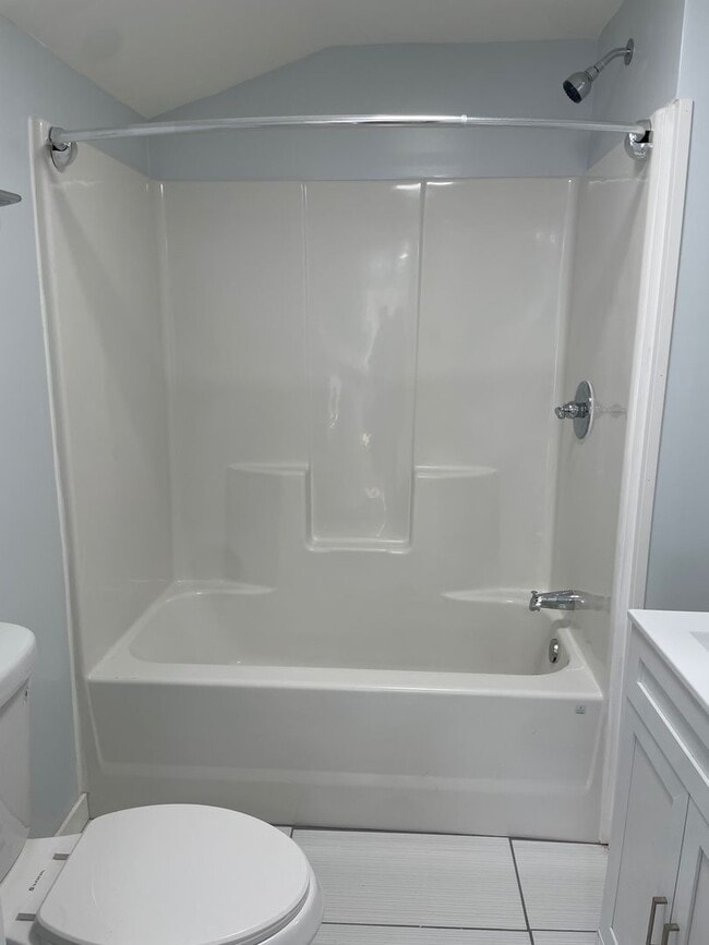 Building Photo - NEWLY RENOVATED 3 BED, 1.5 BATH WITH BONUS...