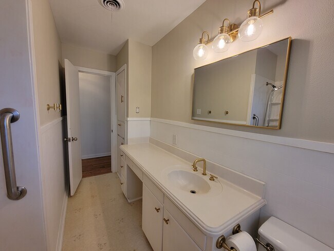 Building Photo - 2025 Mountainview Dr