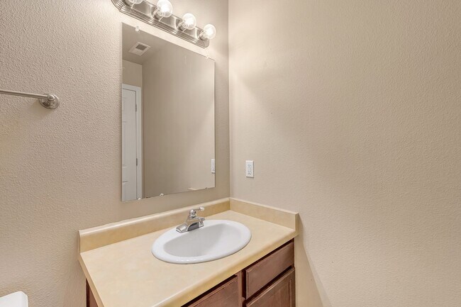 Building Photo - Spacious Multi-Level Townhome in Brookwillow