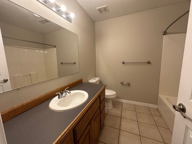 Building Photo - Welcome to this charming 3-bedroom, 2-bath...