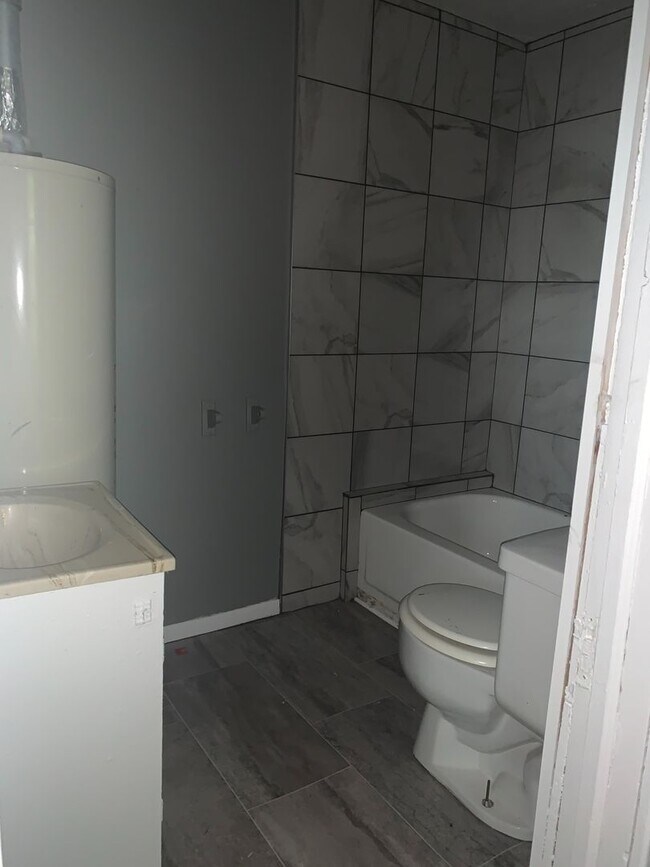 Building Photo - 2 bed/2 bath, 720 sqft home! 413 W Nichols...