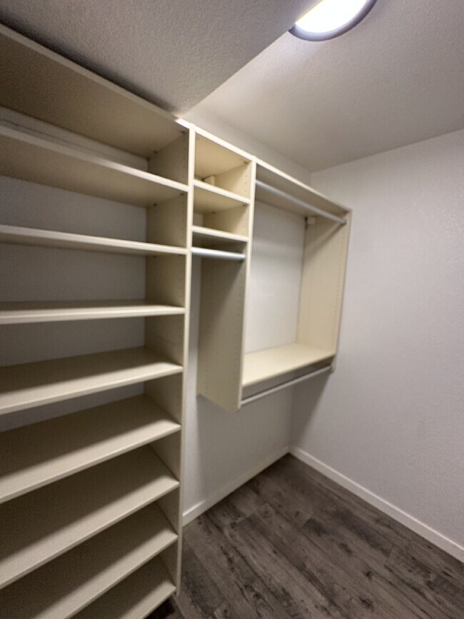 Building Photo - Now Available! Private room in 3 bed / 2 bath condo