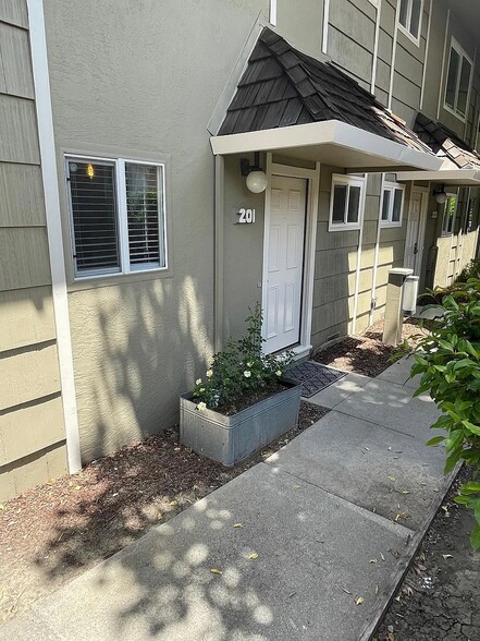 Building Photo - 394 Ilo Ln