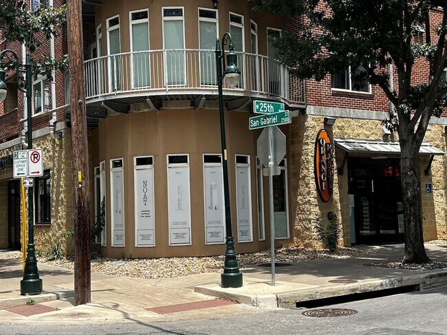 Building Photo - 910 W 25th St