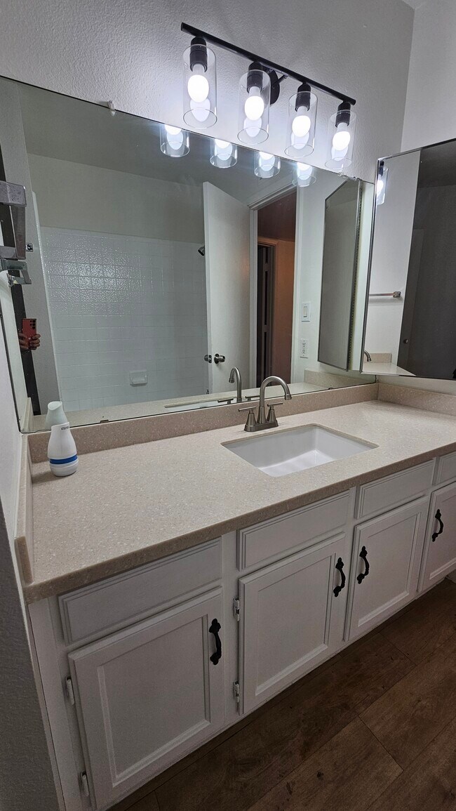 Building Photo - 6257