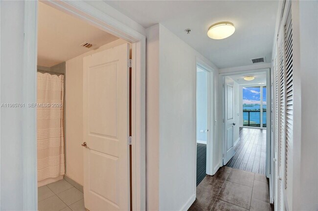 Building Photo - 480 NE 30th St