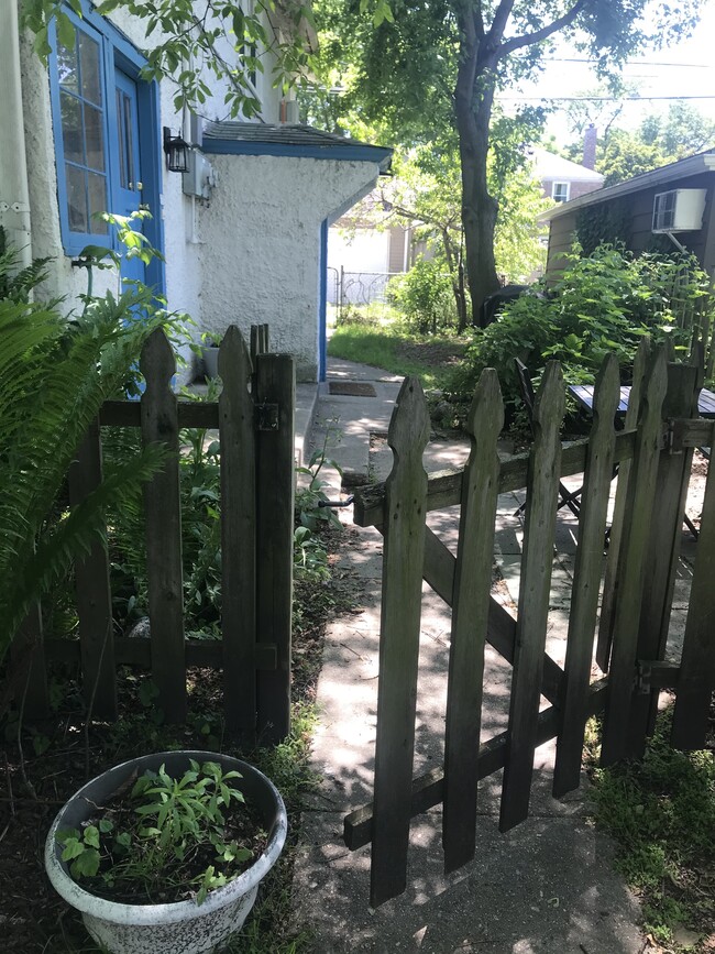 small second yard with gated - 1524 Washington St