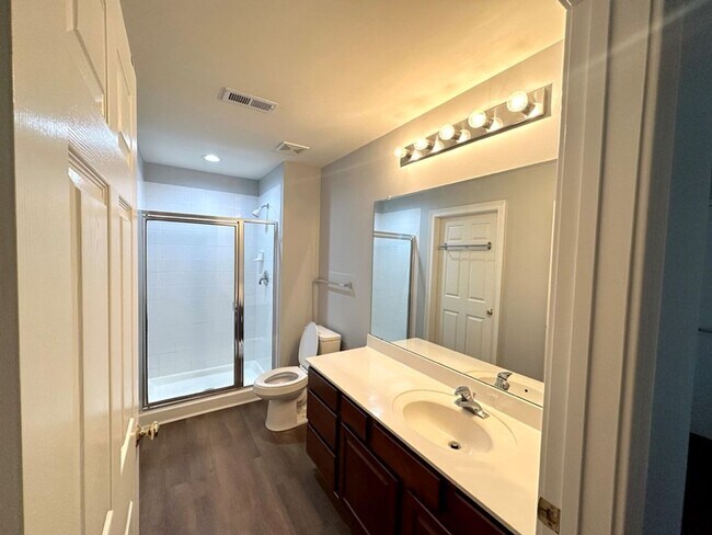 Building Photo - Upscale 2 bedroom/2 bathroom Condo in uptown Charlotte, Short Walk to Bank Of America Stadium