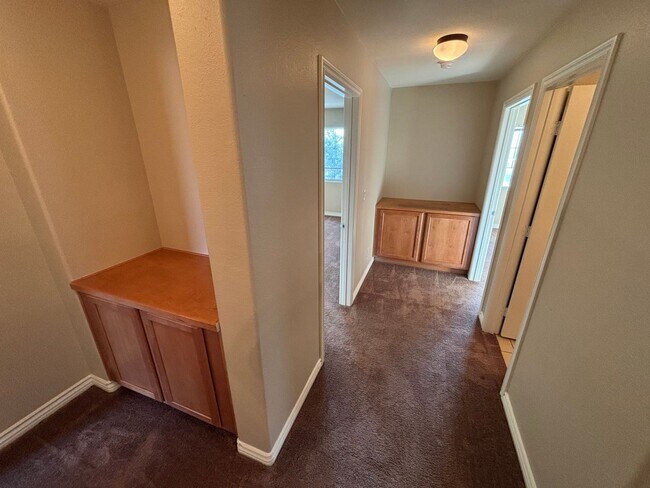 Building Photo - Spacious 4BED/3BATH Home Located in North ...