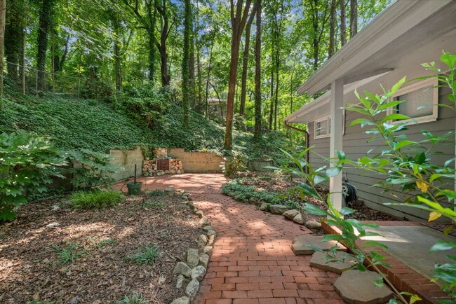 Building Photo - Charming 2-Bed Home with Hardwood Floors and Fenced in Yard