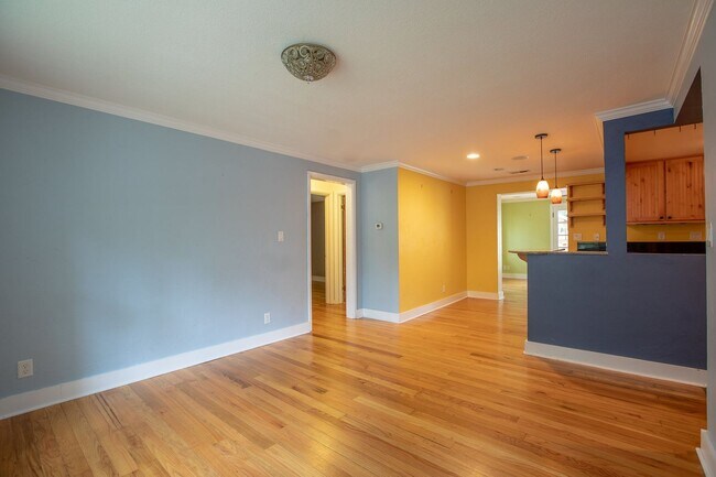 Building Photo - Charming 3 bedroom/2 bathroom Single Family Home!