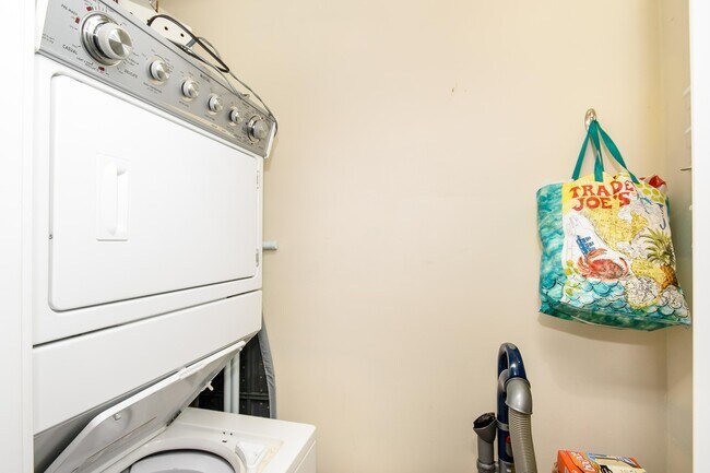 Building Photo - Top Floor 2bd/1bth Ukrainian Village, Avail August 1st!