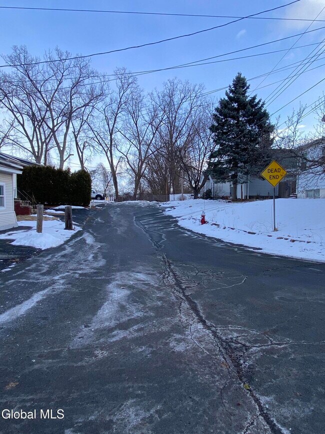 Building Photo - 18 Lily St