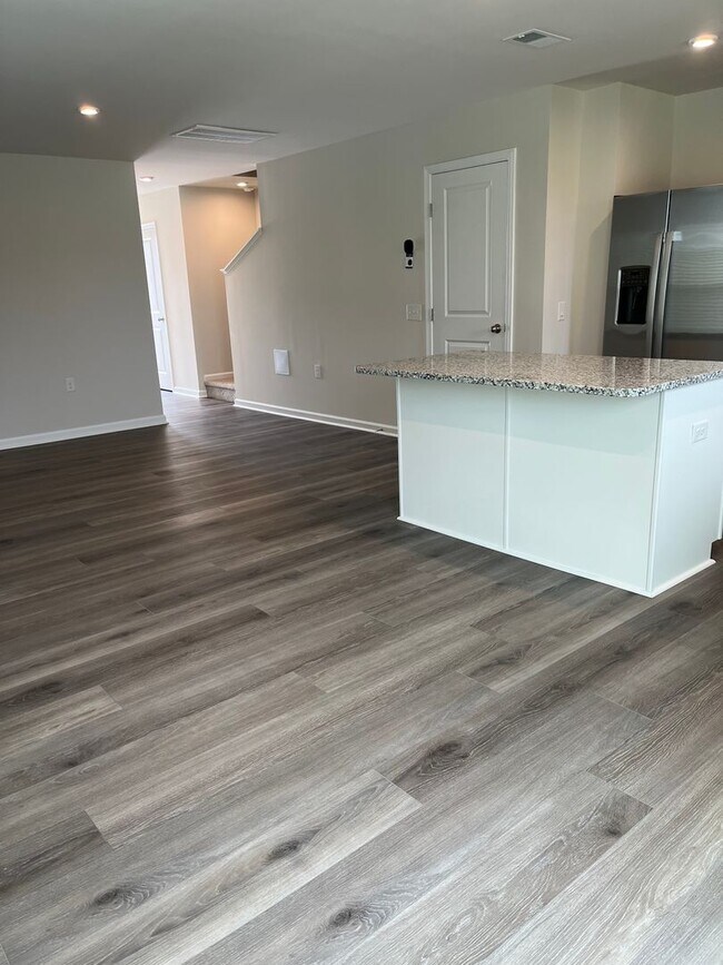 Building Photo - Brand New Townhome