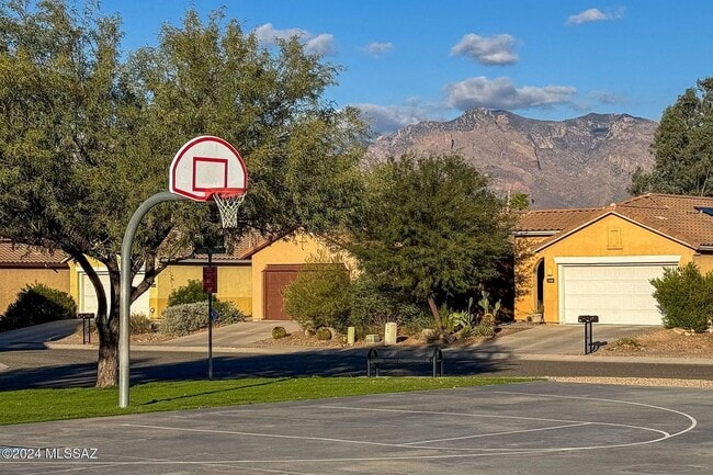 Building Photo - 4 bed/3bath in desirable Paseo Del Rio Community