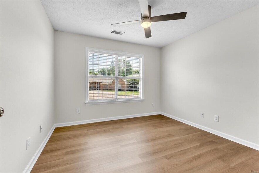 Building Photo - 3925 Claiborne Cir