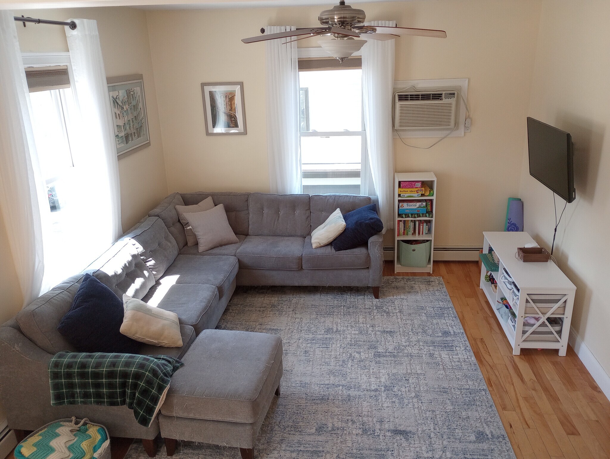 Sunny living room - 28 Robbins St