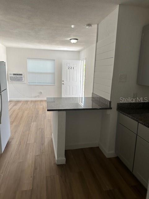 Building Photo - 221 N Saturn Ave