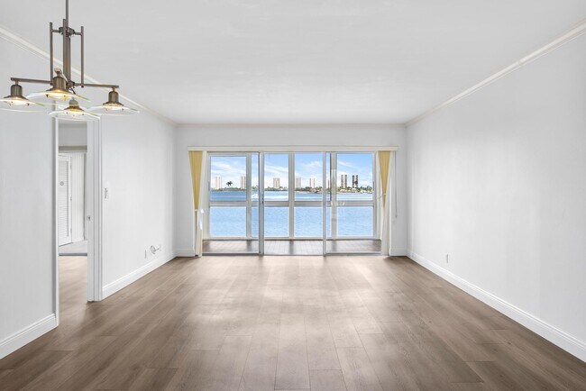 Building Photo - 501 Lake Shore Dr