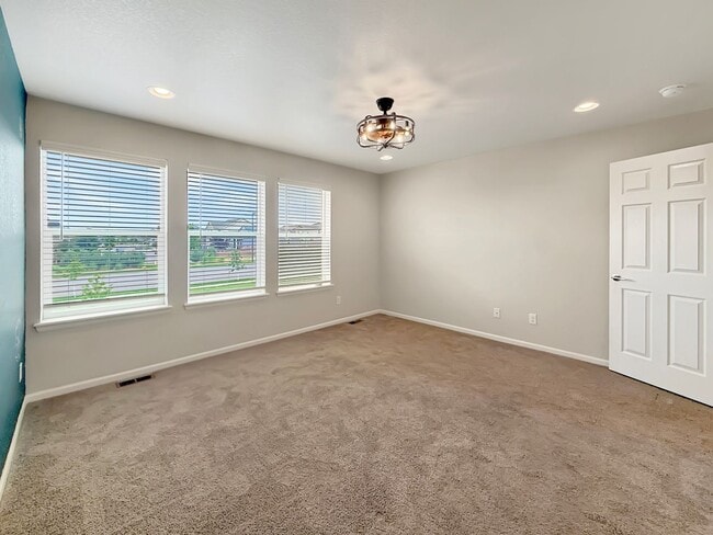 Building Photo - $0 DEPOSIT OPTION. BRIGHT AND SPACIOUS 3-B...