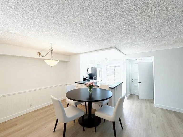 Building Photo - 709 Gardens Dr