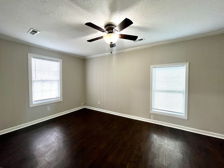 Building Photo - 2010 Simmons St