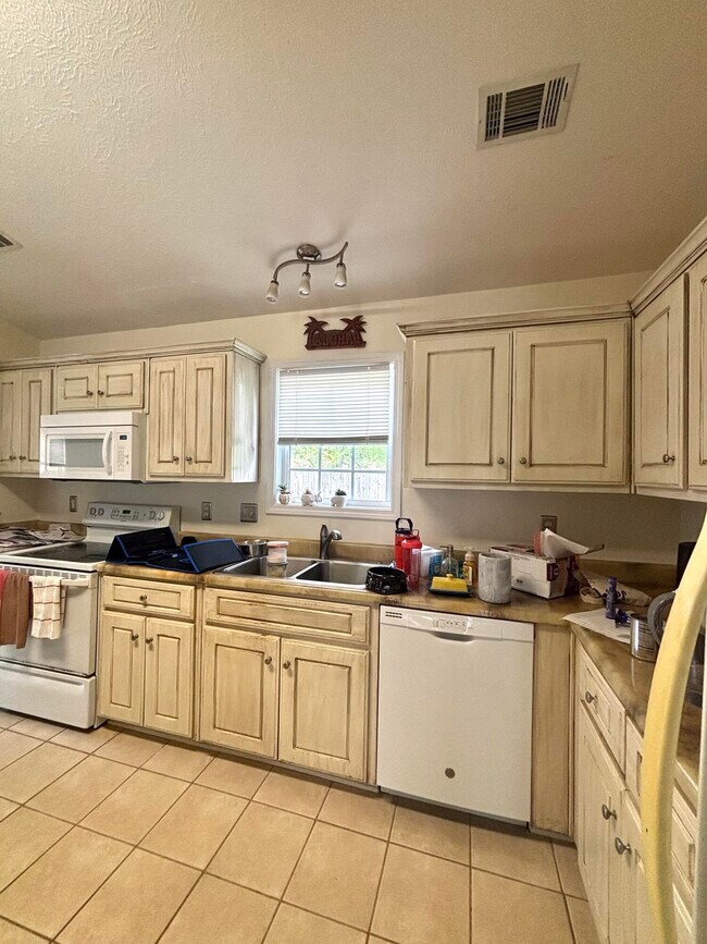 Building Photo - 398 Beryl Dr