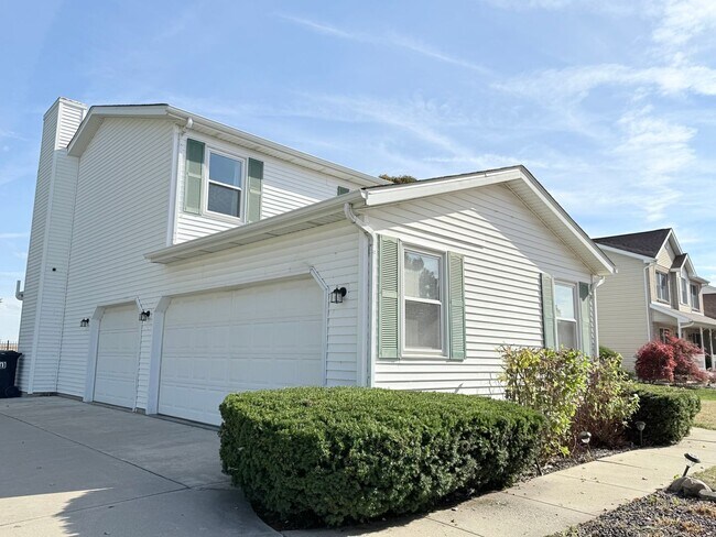 Building Photo - Stunning 5-Bedroom Home with Pool in Desir...