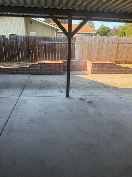 Building Photo - 1801 Siskiyou Blvd