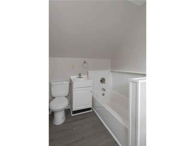 Building Photo - 1220 Burr St N