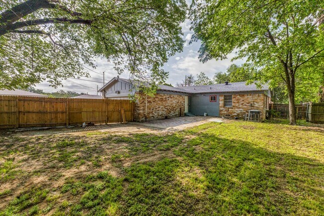 Building Photo - 4-Bed Home with Renovated Kitchen & Baths – Plenty of Space!