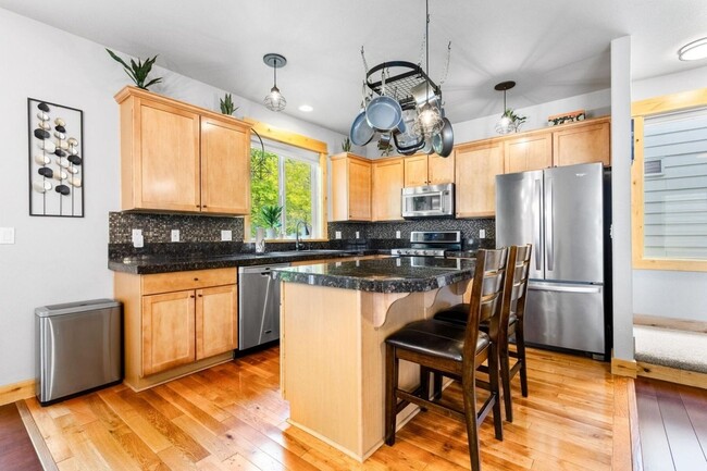 Building Photo - Seasonal Rental - Available August 16, 202...