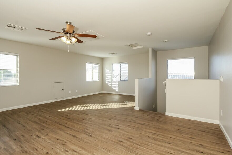Building Photo - 912 E Brooke Pl