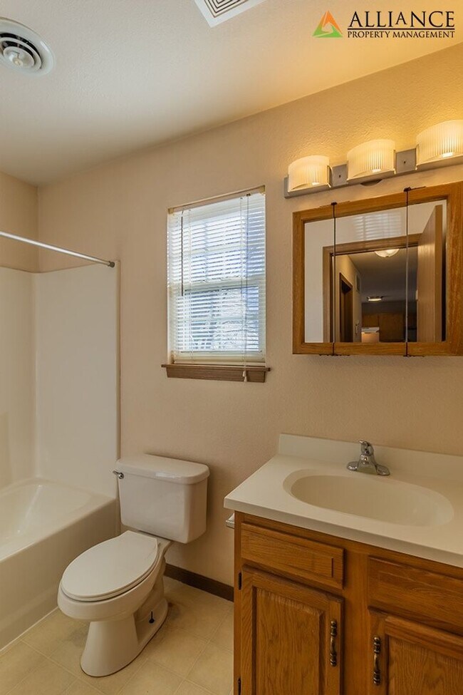 Building Photo - Bluemont Ave. 815-817