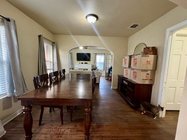 Building Photo - 2/1 Home Available for Immediate Move In!