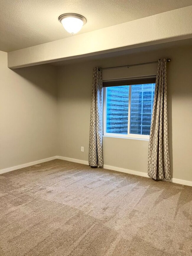Building Photo - 5 Bedroom/4 Bathroom Ranch Style Home Loca...