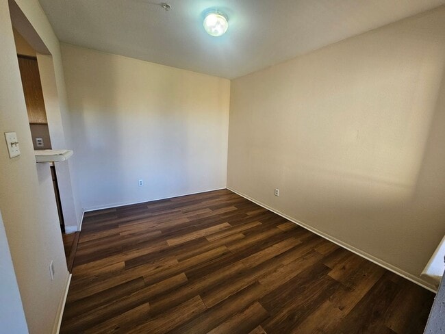 Building Photo - 1 Bedroom/ 1 Bath 3rd Floor Condo In Village Creek