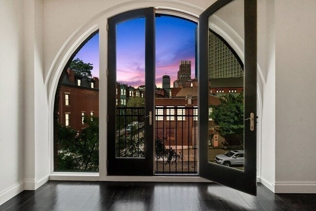 Building Photo - 136 Arlington St