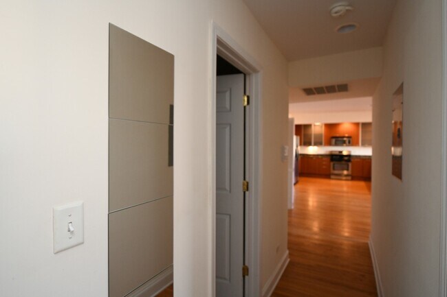 Building Photo - 1711 W Jarvis Ave