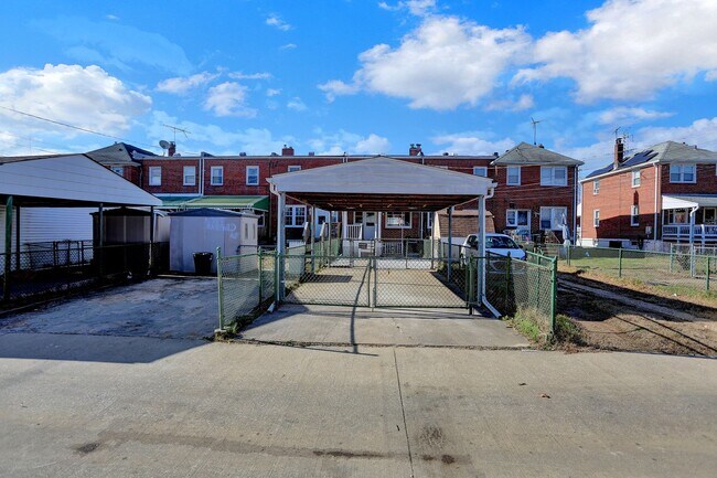 Building Photo - Completed Renovated Townhouse
