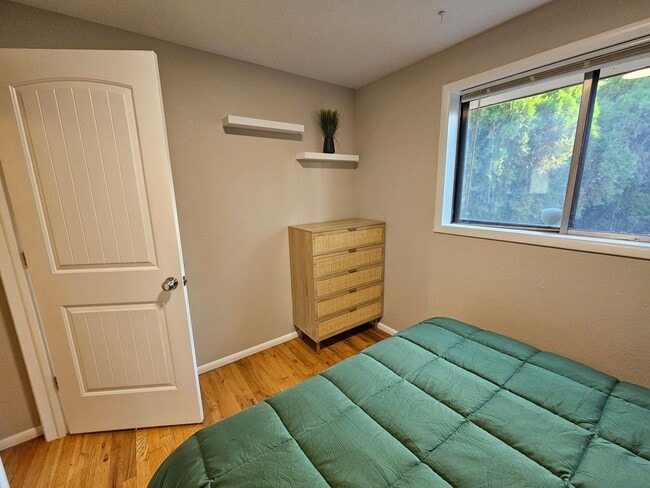 Building Photo - Fully Furnished Mid Century Charmer- month to month/midterm/short term, 3 bedrooms, highly desira...