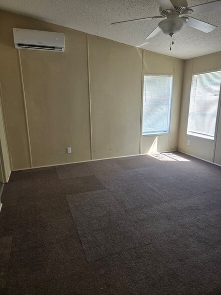 Building Photo - 910 W Maxanna Blvd