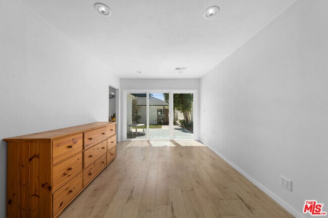 Building Photo - 2559 Colby Ave