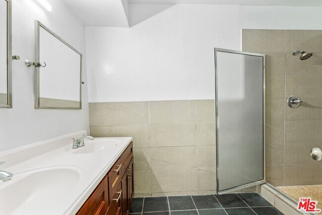 Building Photo - 1907 Selby Ave