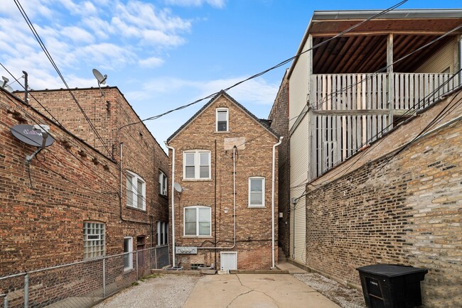Building Photo - 2420 S Oakley Ave