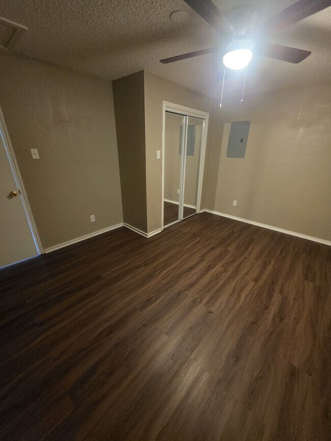 Building Photo - 4 bed 2 bath home