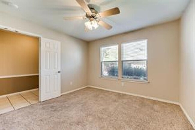 Building Photo - Freshly Updated 3 bedroom spacious beauty!!